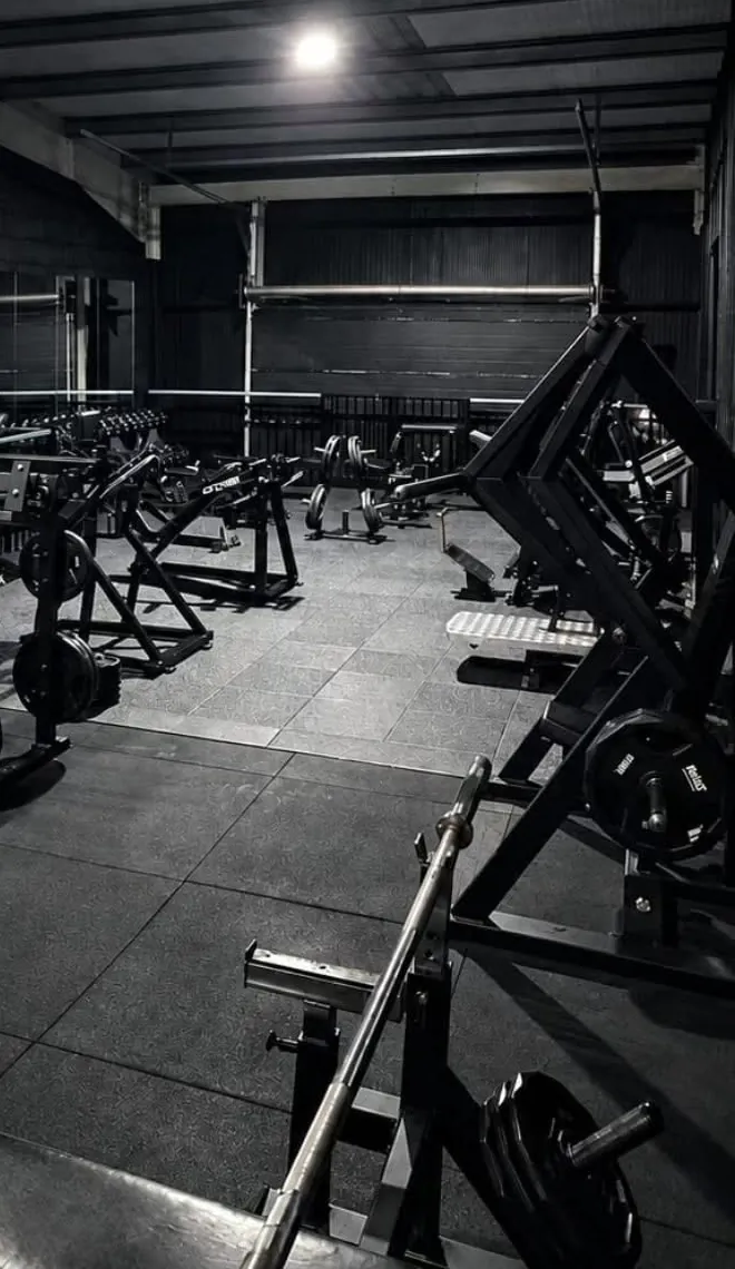 Plate-loaded machines and benches